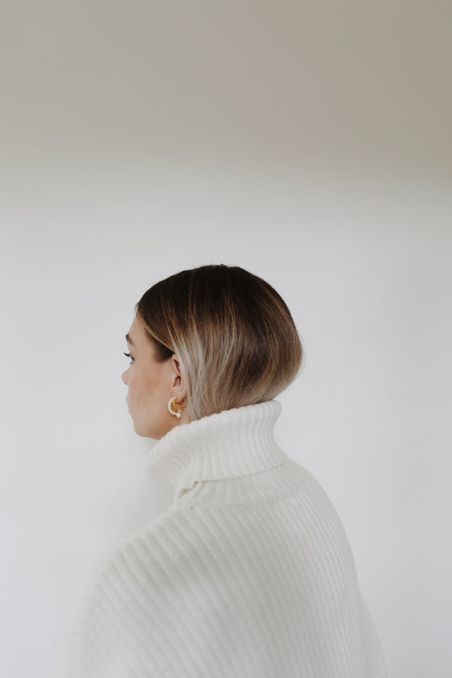 Elevate Your Summer Look: How to Style Pearl Hoops